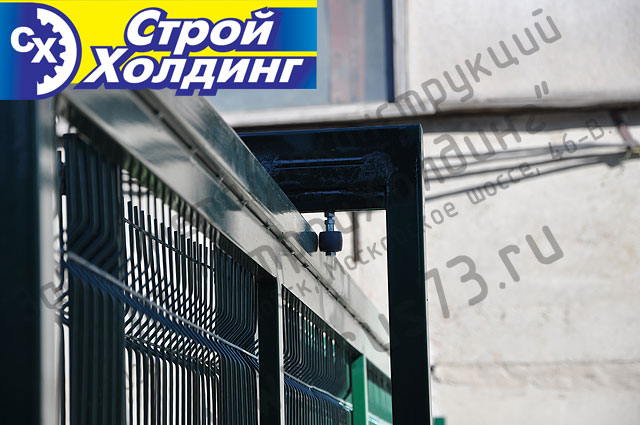 откатные ворота Ульяновск кронштейн квадратный с роликами внутри П-образного столба направляет и поддерживает полотно откатных ворот - эксплуатация