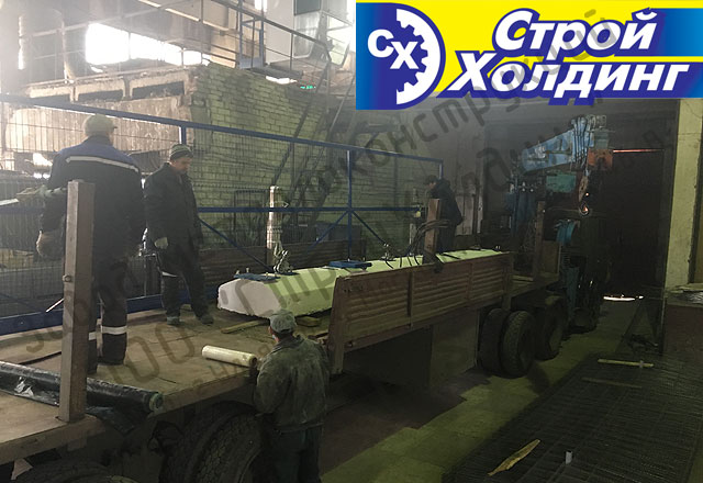 откатные ворота Ульяновск Погрузка фундамента с смонтированными площадками и роликами (опора роликовая), полотна и столбов откатных ворот